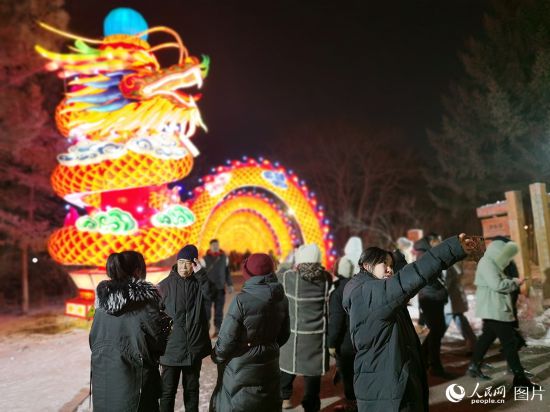 2月10日，在吉林長春市動植物公園，“夢游西游記 夜游動物園”主題活動吸引了大量市民和游客，現場人頭攢動，歡樂不斷。人民網記者 王帝元攝