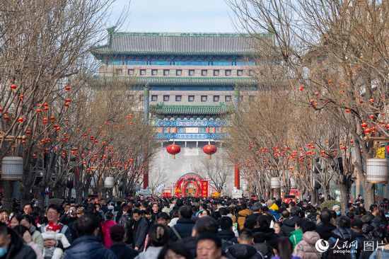 2月11日，北京前門大街張燈結彩，熱鬧非凡，各地游客在古韻今風中感受濃濃的京城年味。人民網記者 翁奇羽攝