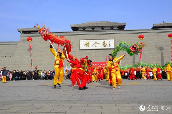 2月8日，在河北省定興縣黃金臺博物館南廣場，“龍魂傳承 福滿人間”民俗花會大拜年活動熱鬧開演，吸引了上千名群眾前來觀看。人民網記者 周博攝