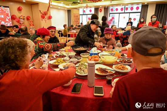2月1日，老年人在杭州市拱墅區湖墅街道倉基新村陽光食堂共享公益年夜飯。人民網記者 葉賓得攝