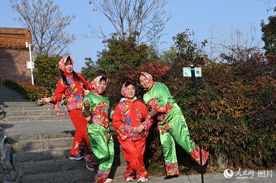 2月11日，大年初二，陽光煦暖，游客在江蘇徐州戶部山古建筑群拍攝小視頻。人民網記者 王玉興攝